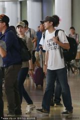 组图：李小冉宽松T恤遮孕肚 与鄢颇甜蜜回京