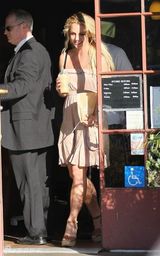 组图：布兰妮短裙享受秋日时光 见狗仔忙用食物挡脸