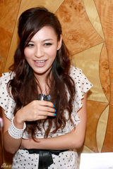 组图：江若琳庆生化身小甜姐 粉丝赠送玫瑰花求爱