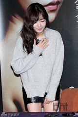 组图：韩星裴涩琪等出席新片《夜关门》试映会