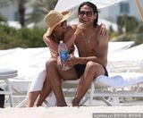 组图：球星法尔考海中爱抚娇妻 舔肚脐极度高调