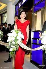 高清图：钟楚红为珠宝店剪彩 着红色礼服变公主