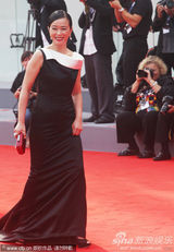 组图：金基德《圣殇》首映 赵敏秀性感长裙秀香肩