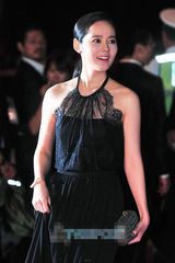 组图：韩佳人黑色长裙高贵优雅亮相红毯