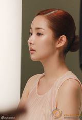 高清组图：韩星朴敏英广告现场照秀水嫩肌肤