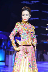 组图：众星冬夜闪耀时尚大典 倪妮甜美梁静霸气