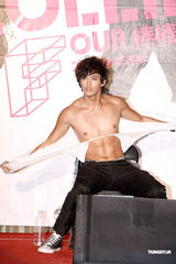 组图：棒棒堂变身LOLLIPOP-F签约金牌 罗志祥助阵