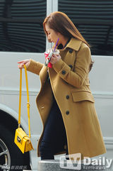 组图：韩星朴敏英赴港 穿驼色大衣甜笑亲和