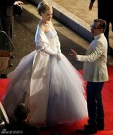 组图：《摩纳哥的格蕾丝》片场 基德曼白纱优雅