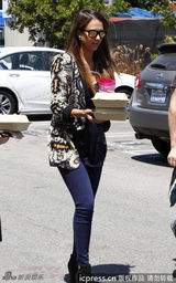 组图：阿尔芭与助理街边用餐 贴心为同事打包