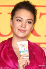 组图：张榕容露美背代言 欲挑战古惑女角色