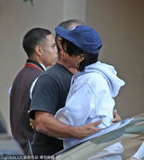 组图：蕾哈娜短发运动装现身 与父亲亲密拥抱