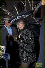 组图：Lady Gaga羽毛头饰现身街头表情搞怪