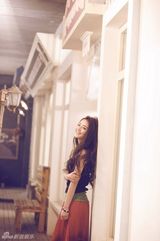 组图：秦雪慵懒卷发诠释性感女人味