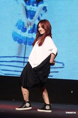 组图：林俊杰获票选人气男艺人 谢谢周杰伦相挺