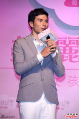 组图：凤小岳亮相产品代言 西装笔挺帅气有型