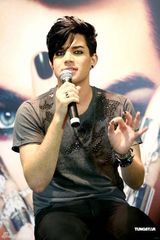 组图：美偶歌手兰伯特香港将开唱 入乡随俗穿唐装