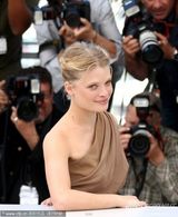 幻灯：《蒙彼利埃公主》记者会 导演轻吻女主演香肩