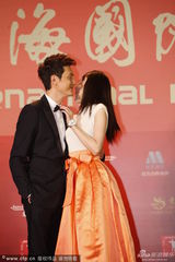 组图：冯绍峰倪妮情侣档现身 羞涩接吻