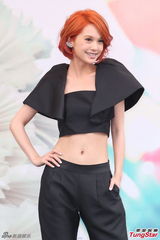 组图：杨丞琳红发抢镜 大秀小蛮腰粉丝饱眼福