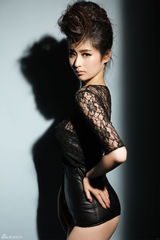 组图：颖儿化身冷艳猫女郎 小露性感玩转时尚