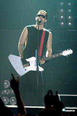 组图：摇滚乐队30 Seconds To Mars开唱震撼歌迷