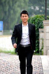 组图：乔大韦写真演绎知性职场男人