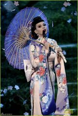 组图：水果姐登台变艺妓雪乳抢镜 东方色彩绚丽