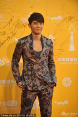 组图：汪东城携《播音系女友》亮相 花西装风骚