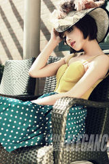 组图：万茜全新写真夏日享受惬意时光