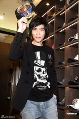 组图：萧敬腾首拍电影很享受 被网友山寨照片很淡定