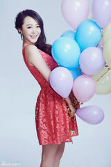 组图：王紫潼红裙写真 俏皮动感尽显青春活力