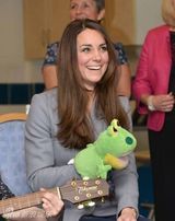 组图：凯特王妃造访儿童收容所 爱抚病童显母爱