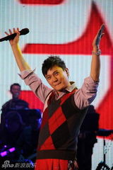 组图：张信哲上海演唱会 出道20年经典情歌一网打尽