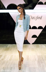 组图：维多利亚香港秀乳沟 谢婷婷与贝嫂同场