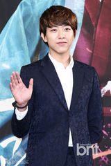 组图：严泰雄《刀与花》发布 CN正信正装帅气