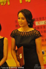 幻灯：周迅蒋雯丽同获金鸡影后 与影帝吴刚共举奖杯