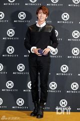 组图：任时完李准出席品牌展示会黑白装拼帅