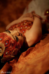 组图：芙蓉姐姐化身妩媚孔雀 装扮火红魅惑放电