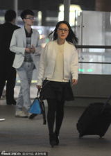 组图：杨钰莹现身机场 为保靓丽容颜上车补妆