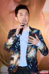 组图：庾澄庆花西装亮相北京 不改顽童本色