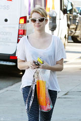 组图：艾玛-罗伯茨清爽装扮戴墨镜逛街