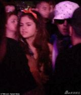 组图：比伯献唱造型女性化 结束后与赛琳娜会和