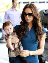 组图：维多利亚抱女儿亮相 辣妈长裙搭配长靴