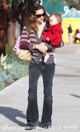 幻灯图集：詹妮弗-加纳母女逛街 小女儿乖巧惹人爱