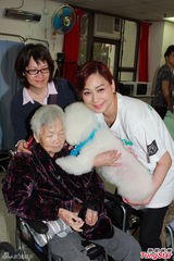 组图：邝美云携爱犬做慈善 自曝男友吃醋