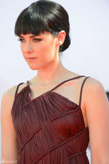 组图：艾美奖红毯 吉娜-马隆褶皱长裙高开衩亮美腿