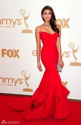 组图：艾美奖红毯 妮娜-杜波夫抹胸红裙秀美背
