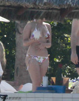 组图：LadyGaga狂甩赘肉 碎花比基尼清凉度假