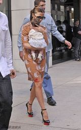 组图：贝嫂宠爱小七 抱女儿逛街出席活动不离手